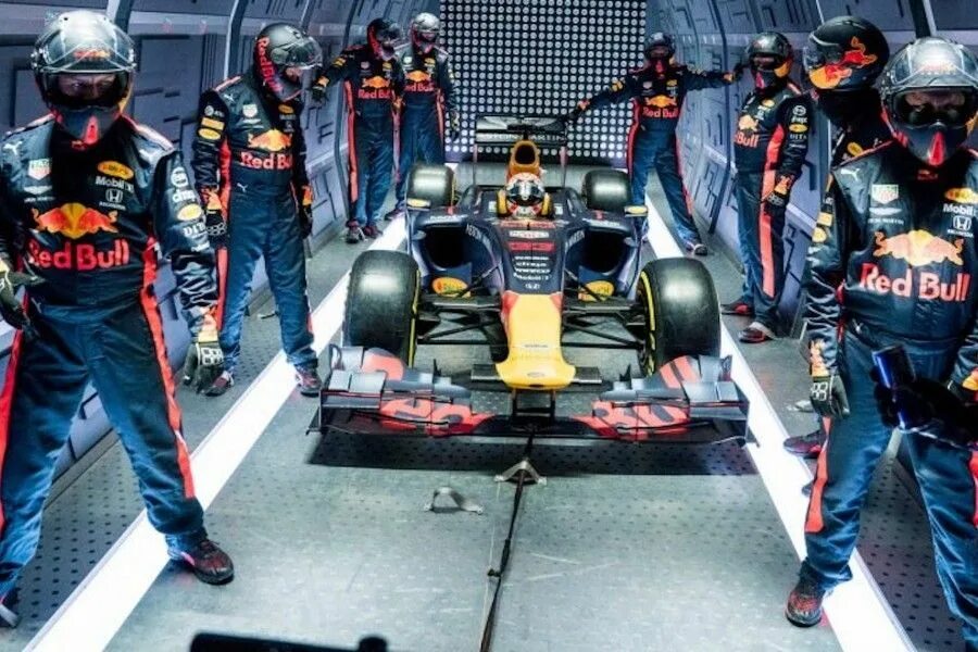 Пит стоп западный бул 27а фото Red Bull réalise un étrange pit-stop en gravité zéro Red bull, Changement de pne