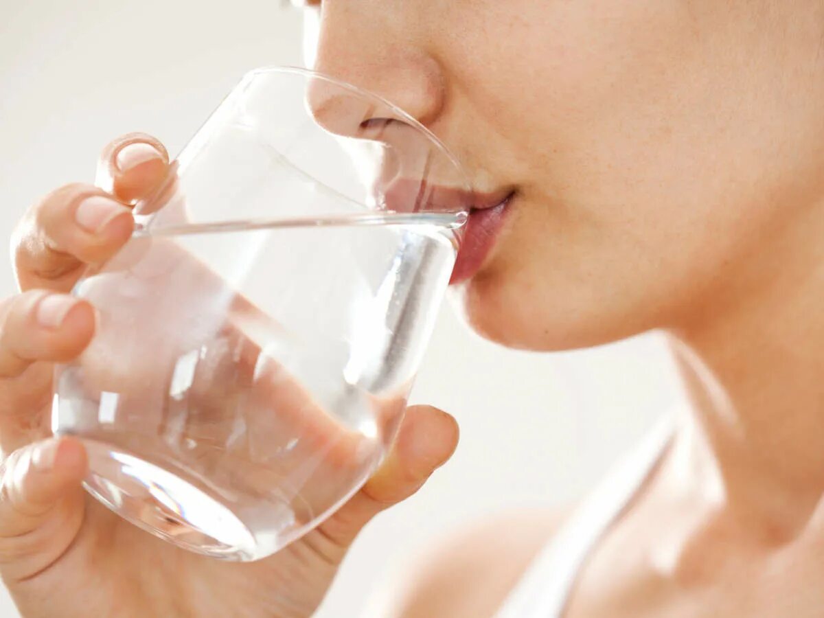 Пить воду фото How much water should you drink in a day?