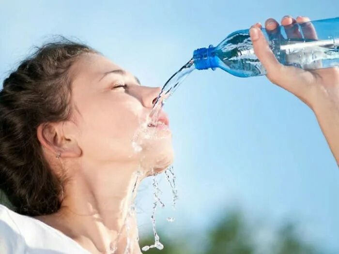 Пить воду фото Фотографы забыли, как люди пьют воду на самом деле