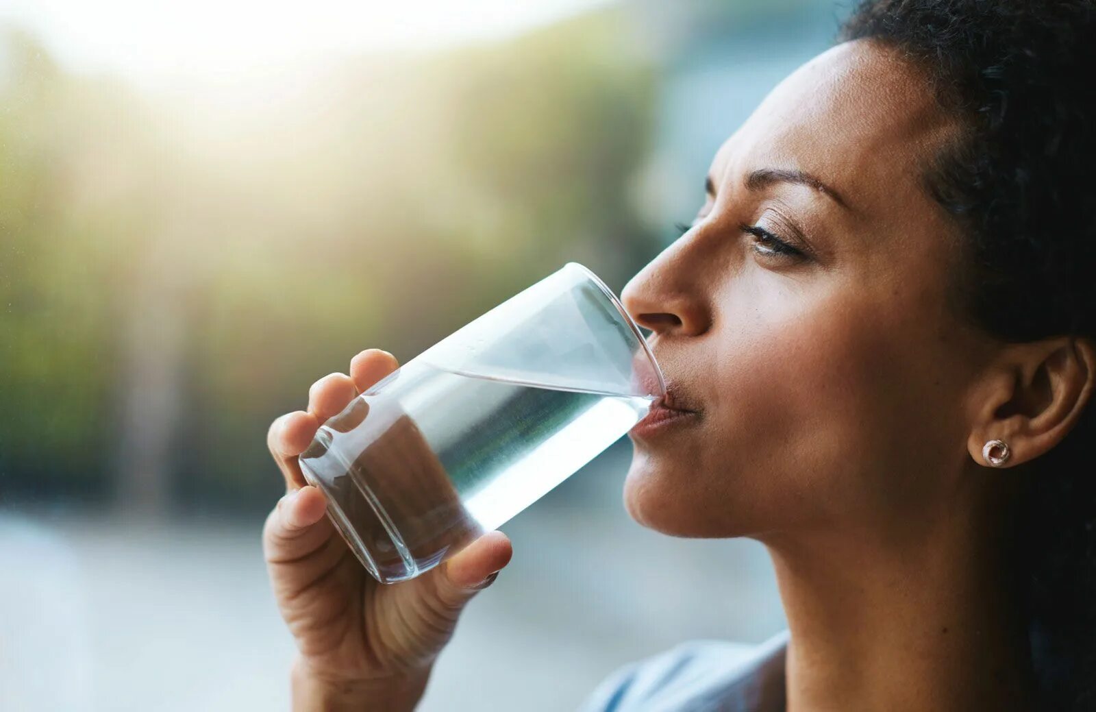 Пить воду фото How Much Water Should a Person Drink in a Day? Britannica