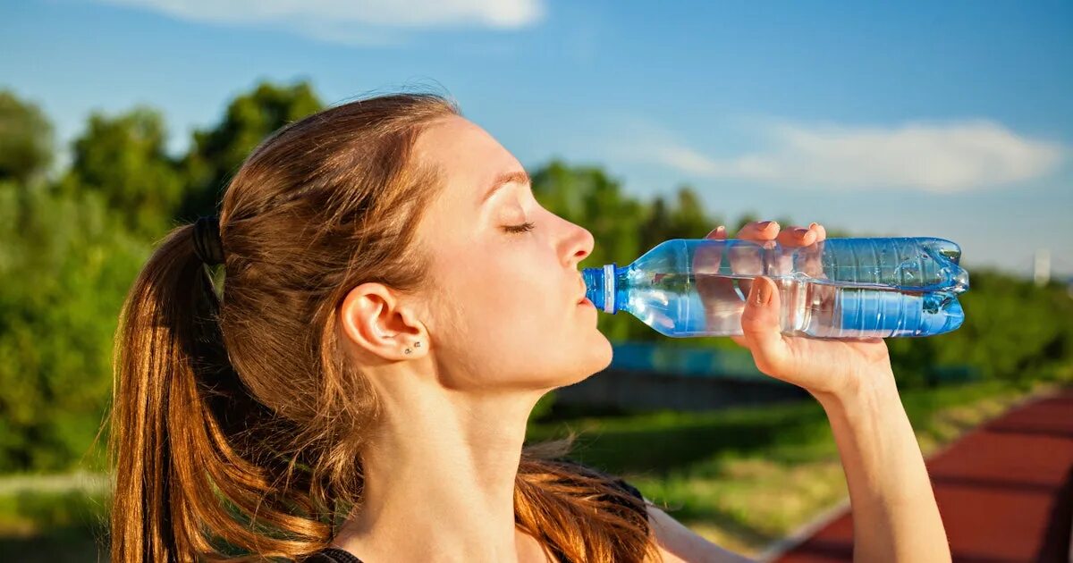 Пить воду фото Are Water Bottles Safe To Drink Out Of? Here's How They Compare To Tap Water