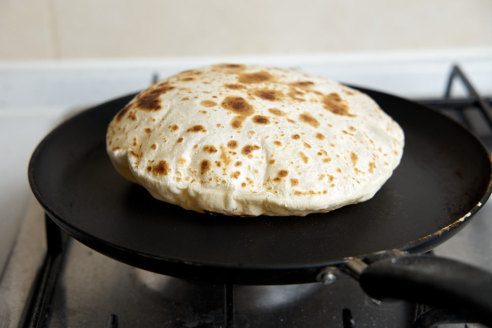 Пита на сковороде фото Pan Roasted Pita Bread (Skillet No-yeast Flat Bread) Recipe