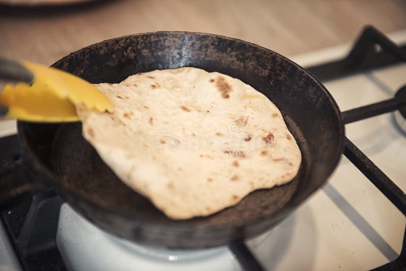 Пита на сковороде фото Greek Pita Bread on the Old Skillet Stock Photo - Image of parsley, appetizer: 1
