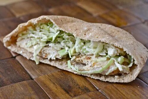 Пита в домашних рецепт с фото Chicken & Marinated Slaw Pita FoodFash Healthy chicken recipes, Healthy eating r