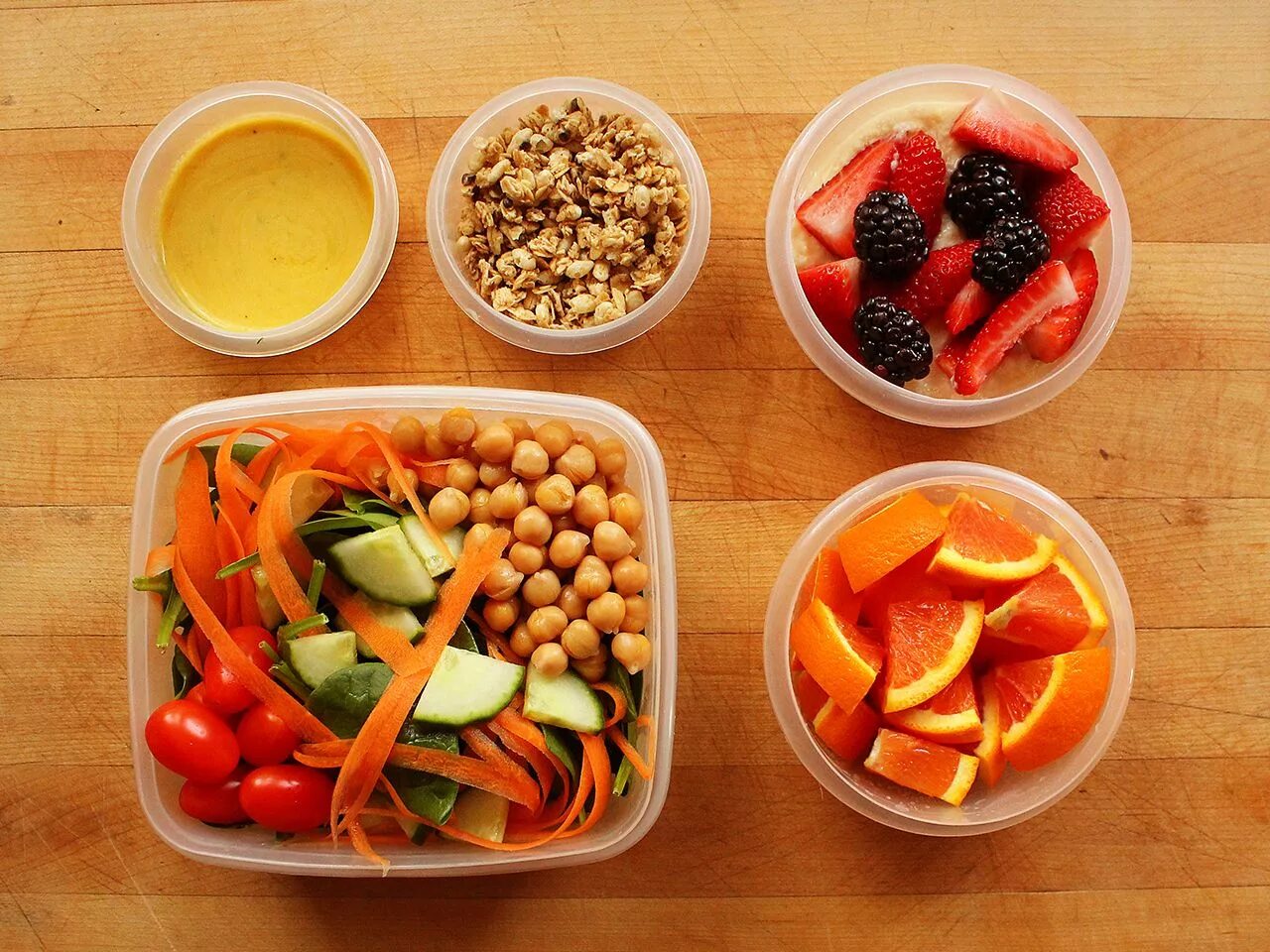 Питание правильное на день с фото Spinach salad with carrot ribbons, cucumber, chickpeas, grape tomatoes and a nut