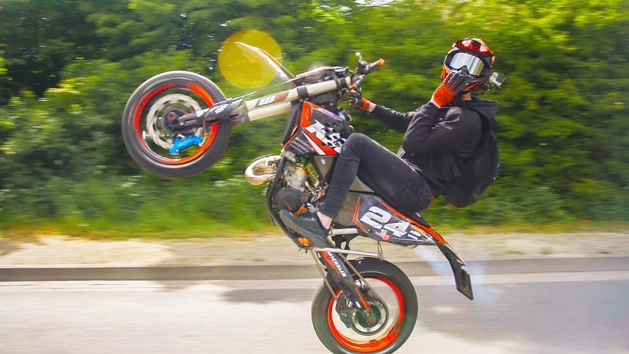 Питбайк на заднем колесе фото DOUBLE KTM 125 EXC SUPERMOTO WHEELIE SESSION CLUELESSMOTO #24 - YouTube