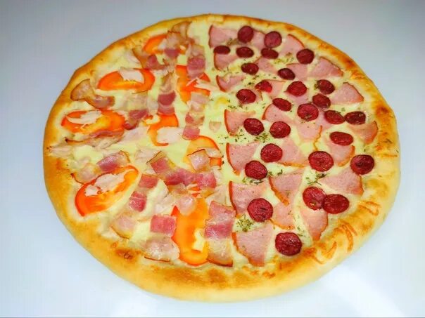 Пицца 50 см фото Пицца 50/50 Ранч/МяснаяСостав: соус ранч, сыр Моцарелла, курочка копченая, бекон