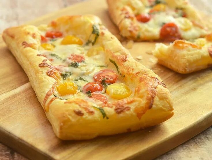 Пицца бездрожжевое тесто с фото Puff Pastry Margherita Pizza Recipe Puff pastry pizza, Puff pastry, Pizza