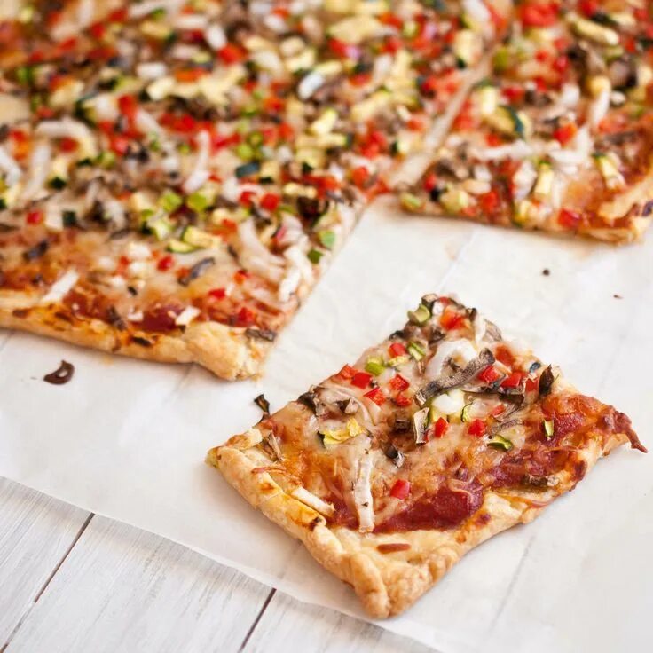 Пицца бездрожжевого теста рецепты с фото Puff Pastry Pizza & A Giveaway - Domestic Fits Healthy snacks recipes, Recipes, 