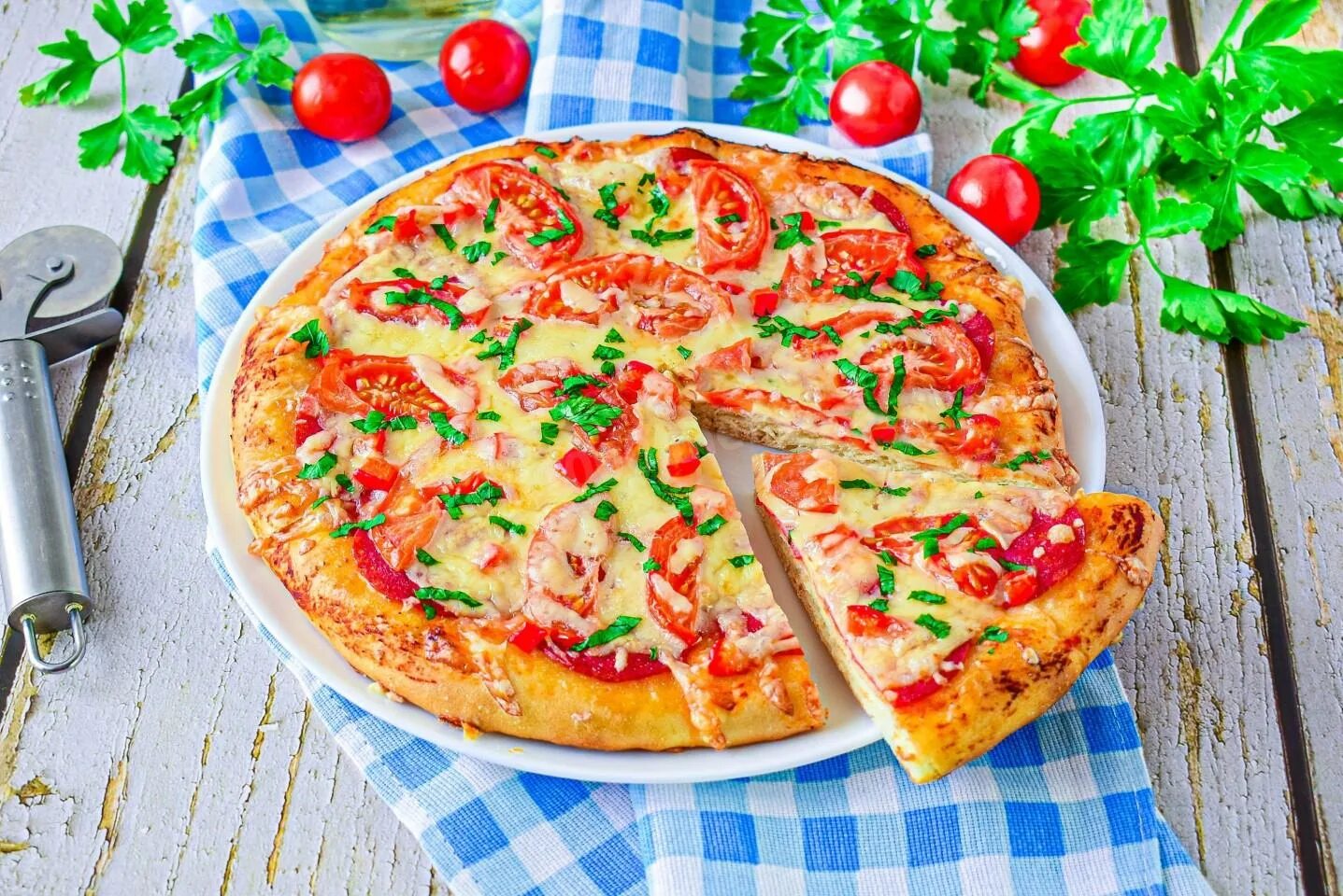 Пицца дрожжевая рецепт с фото Дрожжевая пицца с колбасой и сыром рецепт с фото пошагово - 1000.menu