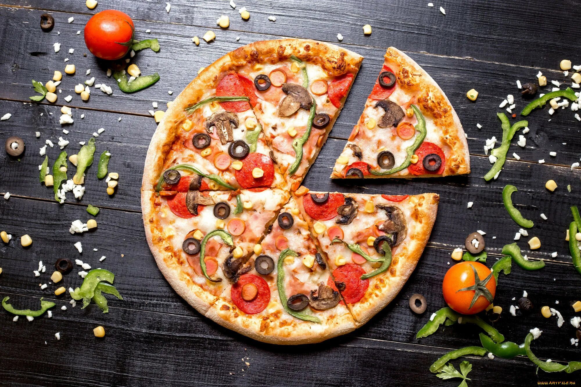 Пицца фото картинки красивые Wallpaper : food, pizza, tomatoes, salami, vegetables, wooden surface 2000x1333 