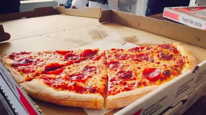 Пицца фото пранк Facebook wants you to buy movie tickets and order pizza from its app Order pizza