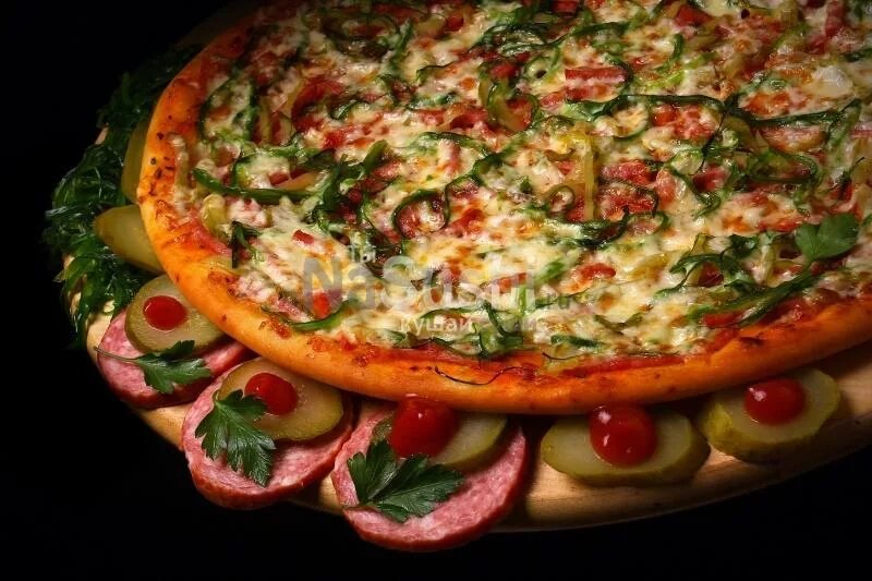 Пицца фото рецепт колбаса огурцы сыр Пицца с огурчиками от NaSushi Челябинск Единая Служба Заказов Leverans.ru