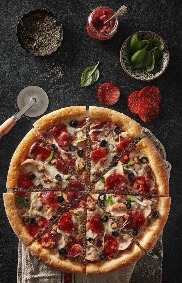 Пицца фуд фото Premium Photo Pizza on black background Food photography, Broccoli pizza, Pizza 