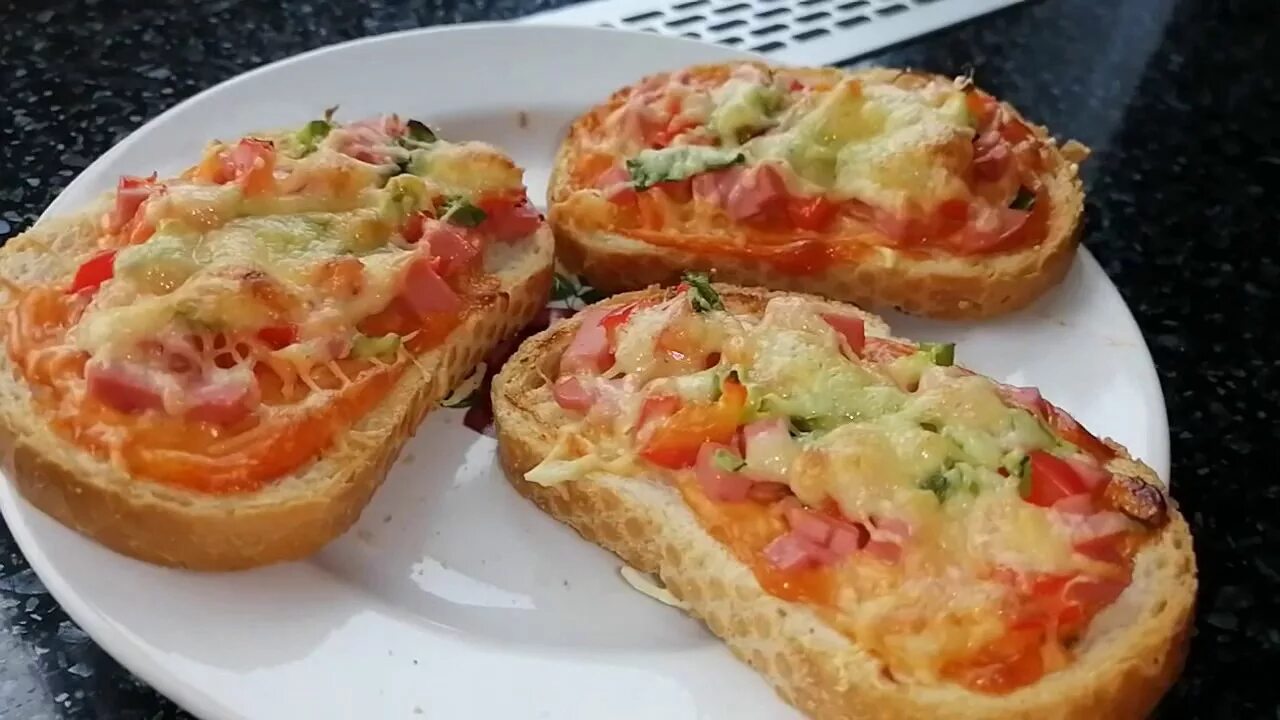 Пицца из батона на сковороде фото БЫСТРЫЙ и ВКУСНЫЙ завтрак! Пицца на батоне, или горячие бутерброды. - YouTube