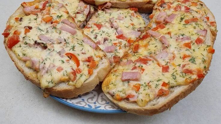 Пицца из батона на сковороде фото Eine schnelle Mahlzeit in 10 Minuten, schnell und lecker für alle. Wie man in Ei