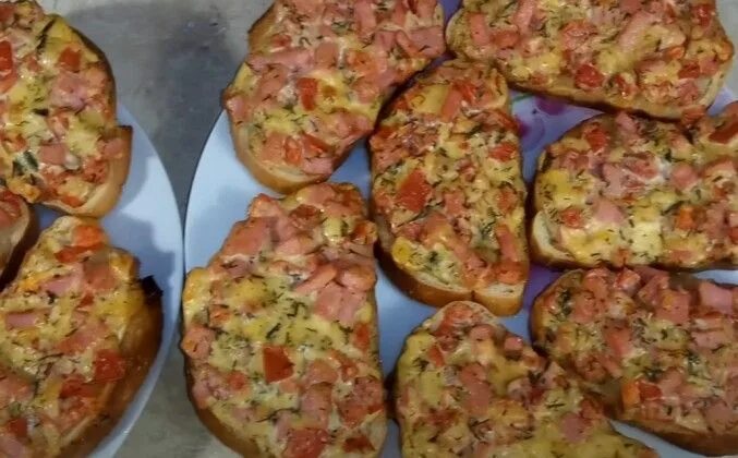 Пицца из батона в духовке фото Мини пицца на батоне в духовке Мини-пиццы, Идеи для блюд, Бутерброд на завтрак