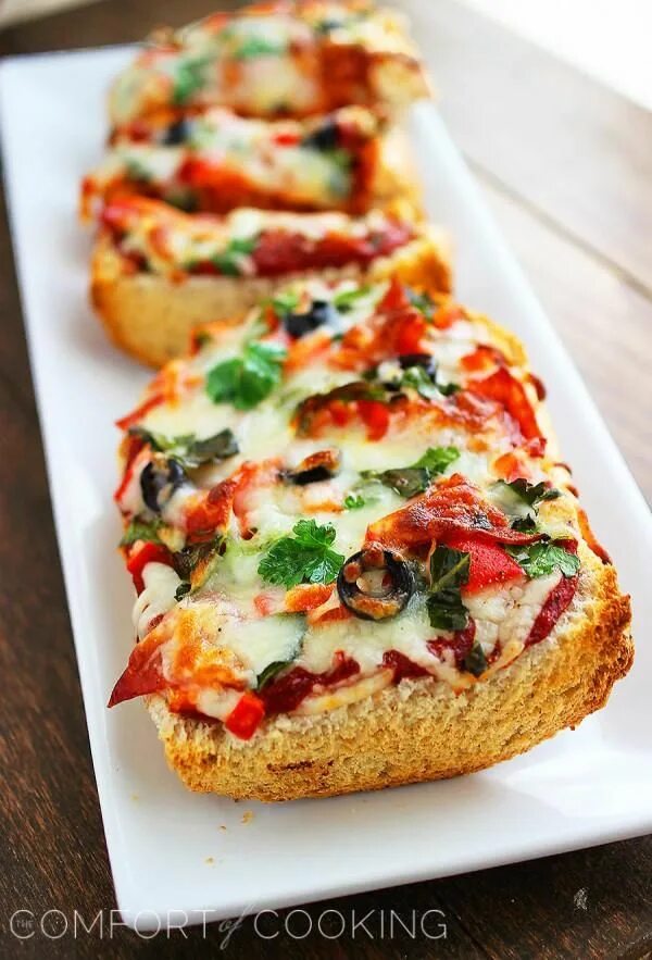 Пицца из хлеба с фото French Bread Pizzas Recipe French bread pizza, Recipes, Cooking recipes