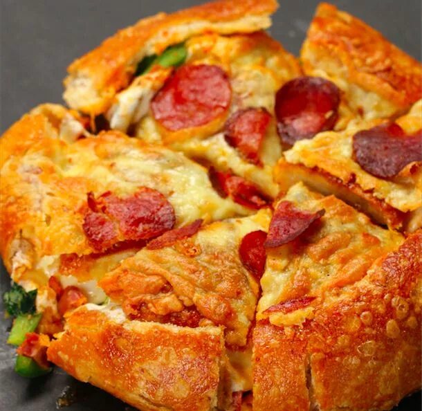 Пицца из хлеба с фото Fylltur pizza brauðhleifur Recipes, Food, Pizza bowl