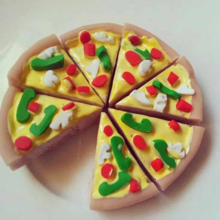 Пицца из пластилина фото tea and craft: Pizza party! Mini clay pizza jewellery Mini foods, Pizza party, F