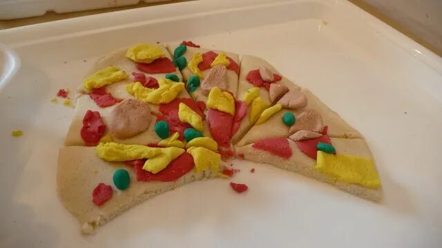 Пицца из пластилина фото Practice fractions with Make and Play: Playdough Pizza @teachmy