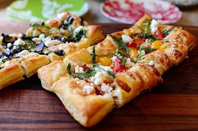 Пицца из слоеного дрожжевого теста фото Puffed Pastry Pizza Recipe Puff pastry pizza, Cooking, Puff pastry