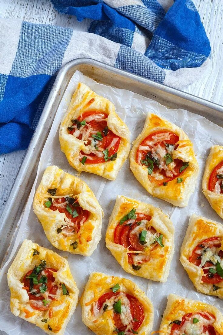 Пицца из слоеного теста фото пошагово Pepperoni Basil Tomato Puffs Recipe Honey appetizers, Best appetizer recipes, Fi