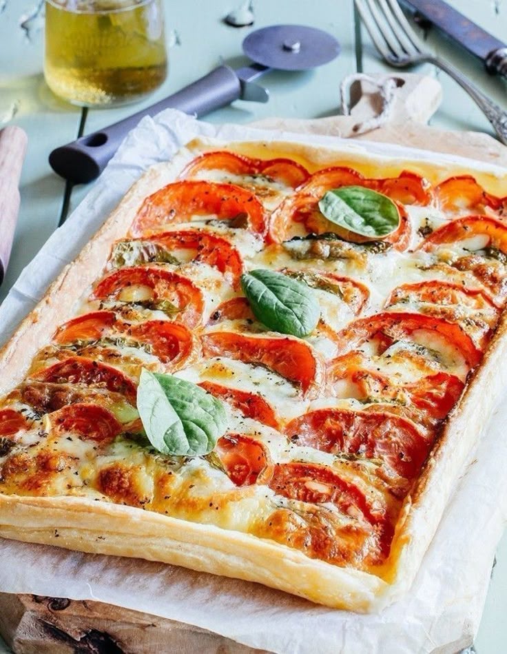 Пицца из слоеного теста рецепт с фото Tarta capresse con espinacas Recetas vegetarianas, Recetas fáciles, Recetas de c