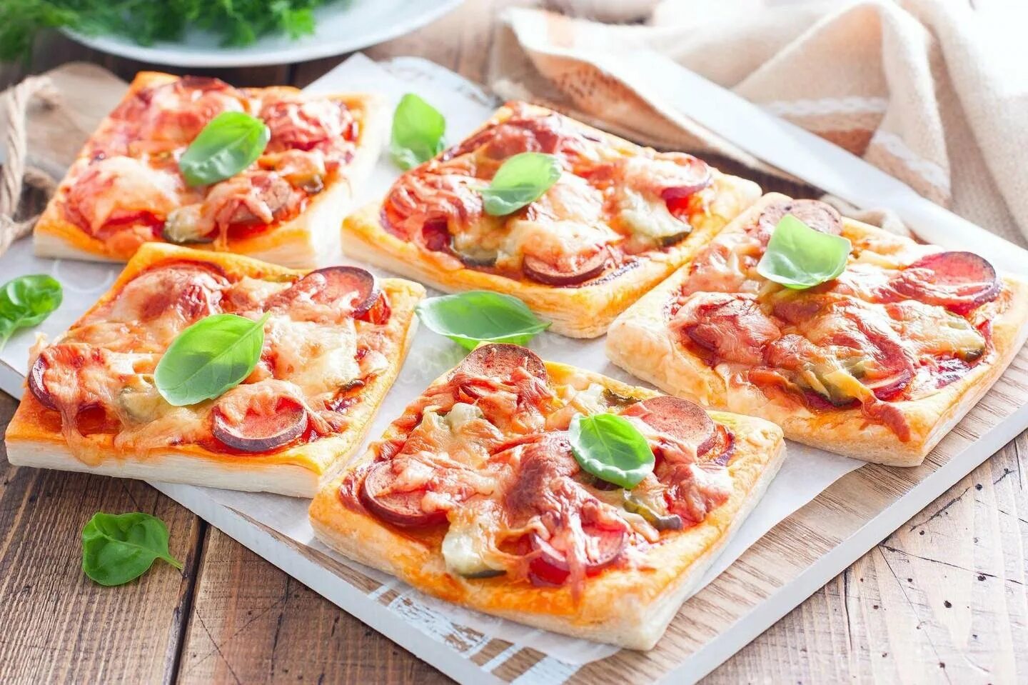 Пицца из слоеного теста рецепт с фото Мини-пиццы на хлебе: Быстрый и вкусный рецепт для перекуса