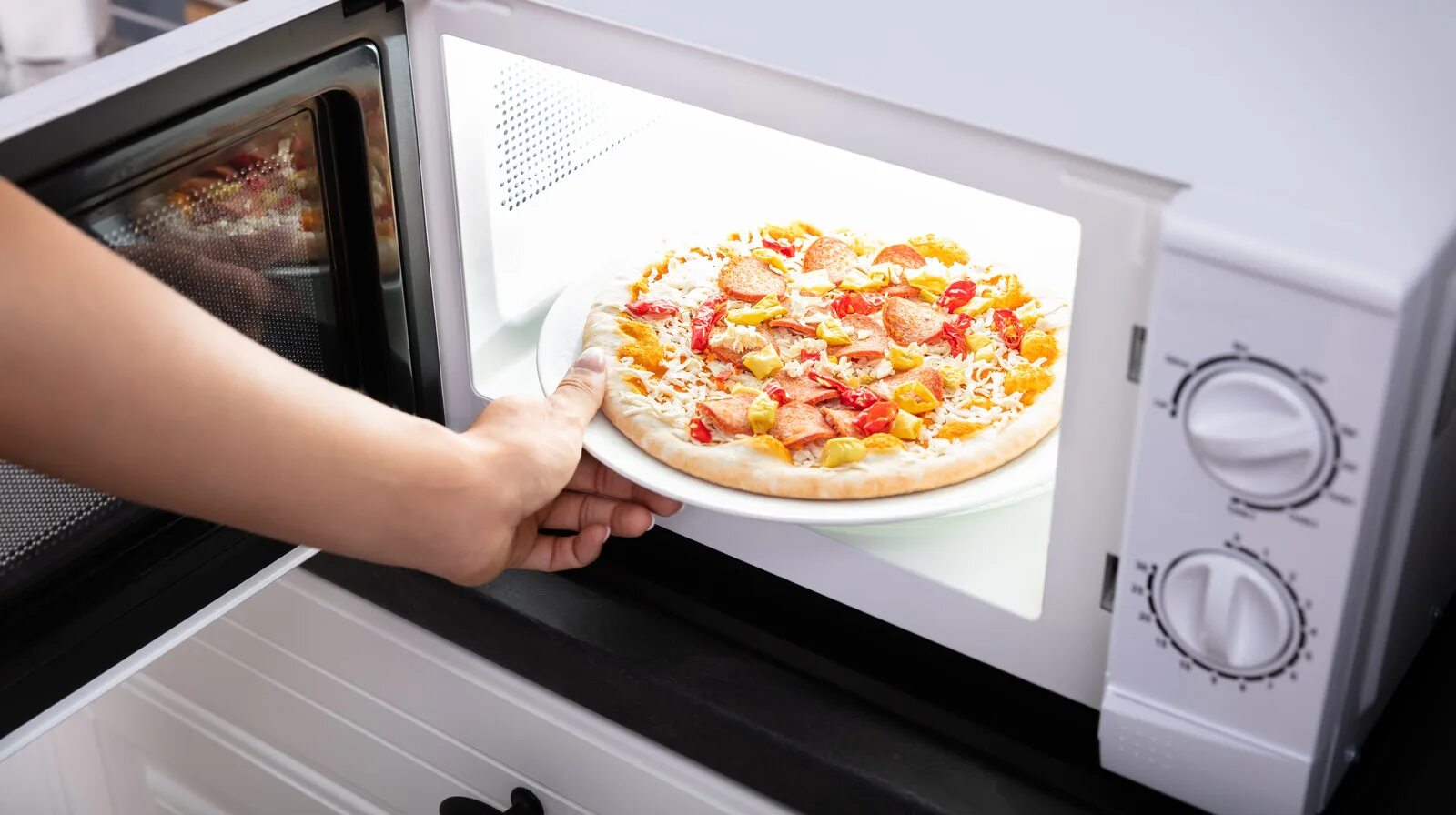 Пицца микроволновке фото You Won't Find A Microwave In These Popular Fast Food Chains