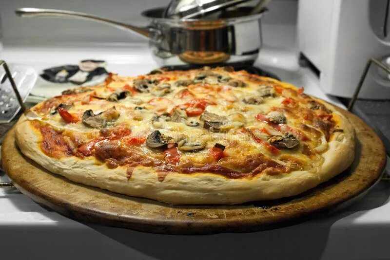 Пицца минутка фото Homemade Pizza stock photo. Image of cuisine, background - 13546094