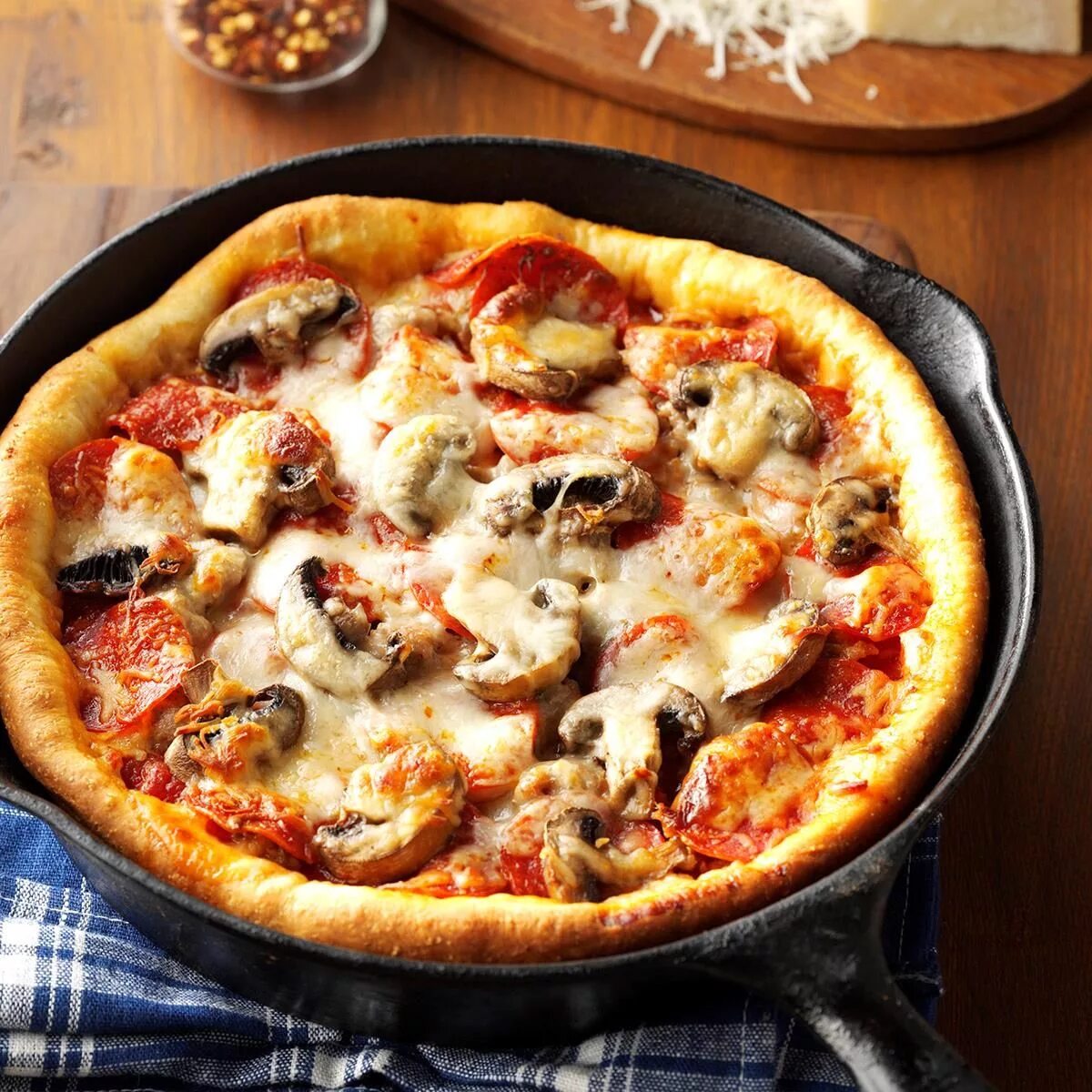 Пицца на газу фото Chicago-Style Deep-Dish Pizza Recipe Deep dish pizza recipe, Chicago style deep 