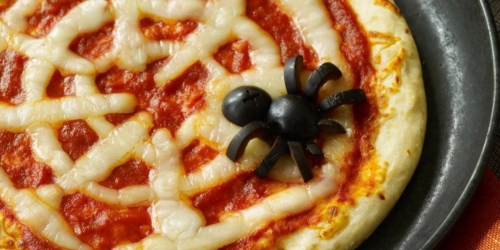 Пицца на хэллоуин фото Spiderweb Pizzas Recipe Halloween appetizers easy, Halloween finger foods, Hallo