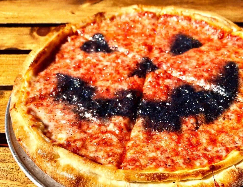 Пицца на хэллоуин фото This sparkly, jack-o'-lantern pizza is all you need this Halloween - ABC News