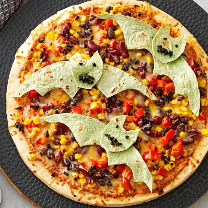 Пицца на хэллоуин фото Flying Bat Pizzas Recipe Halloween food dinner, Potluck recipes, Halloween potlu