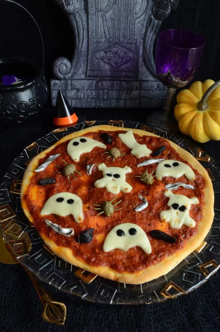 Пицца на хэллоуин фото Recette de pizzas fantômes maison pour fêter Halloween Recette Pizza halloween, 