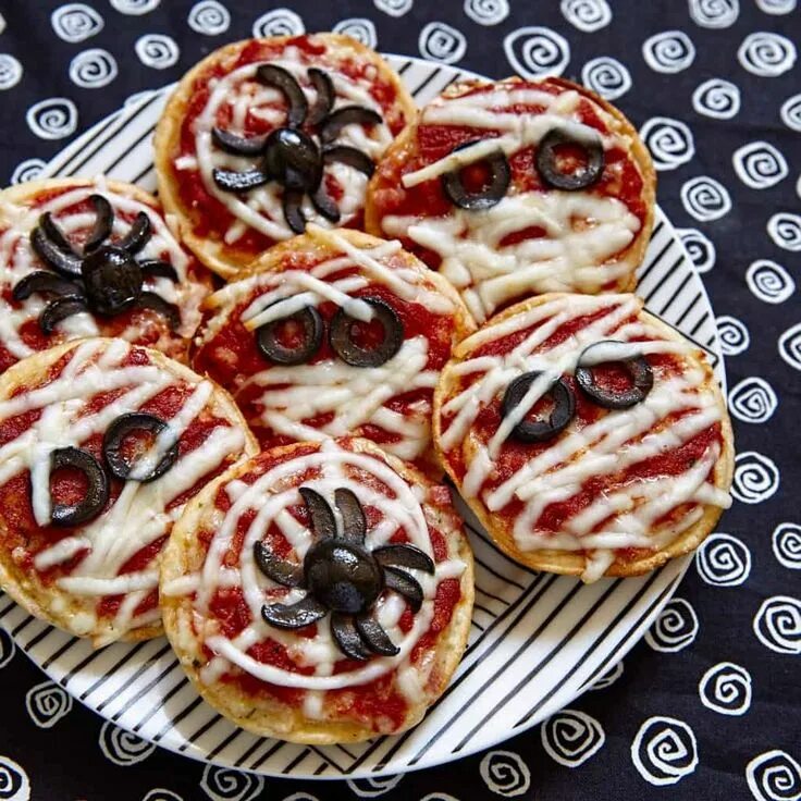 Пицца на хэллоуин фото Spider Web Pizza Snacks - an Easy Halloween Pizza Recette Apero halloween, Repas