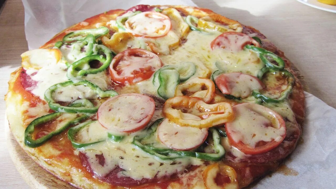 Пицца на кефире с пошаговым фото Пицца на сковороде на кефире за 10 минут Receta Comida sabrosa, Cena