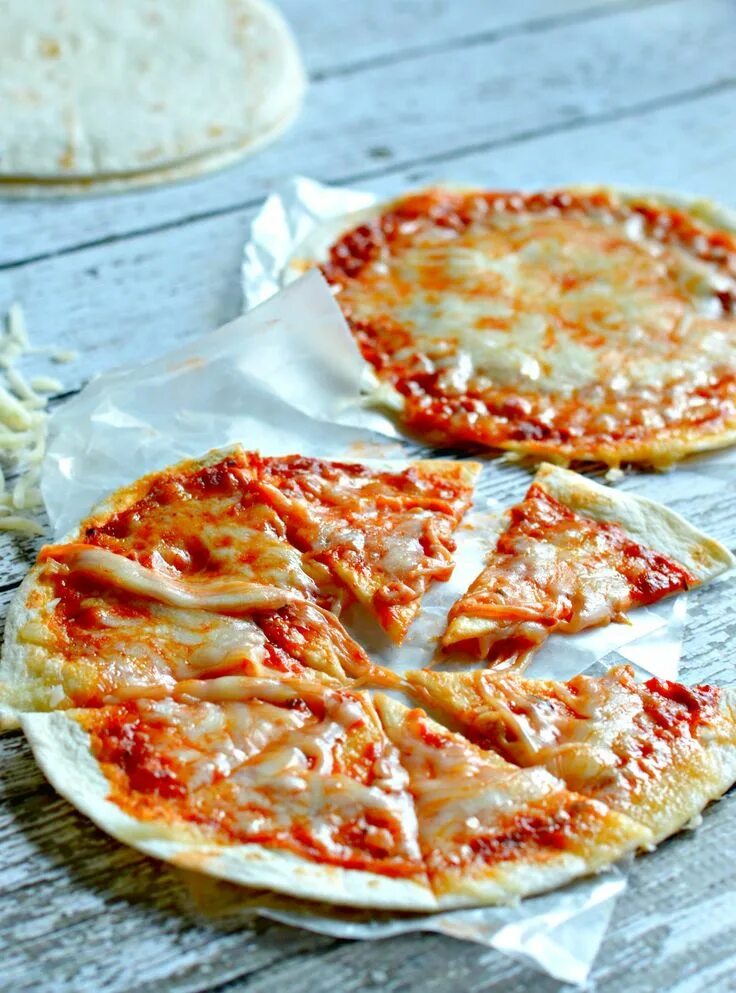 Пицца на лепешке рецепт с фото Homemade Tortilla Pizza Recipe Breakfast pizza recipe, Recipe using tortillas, M