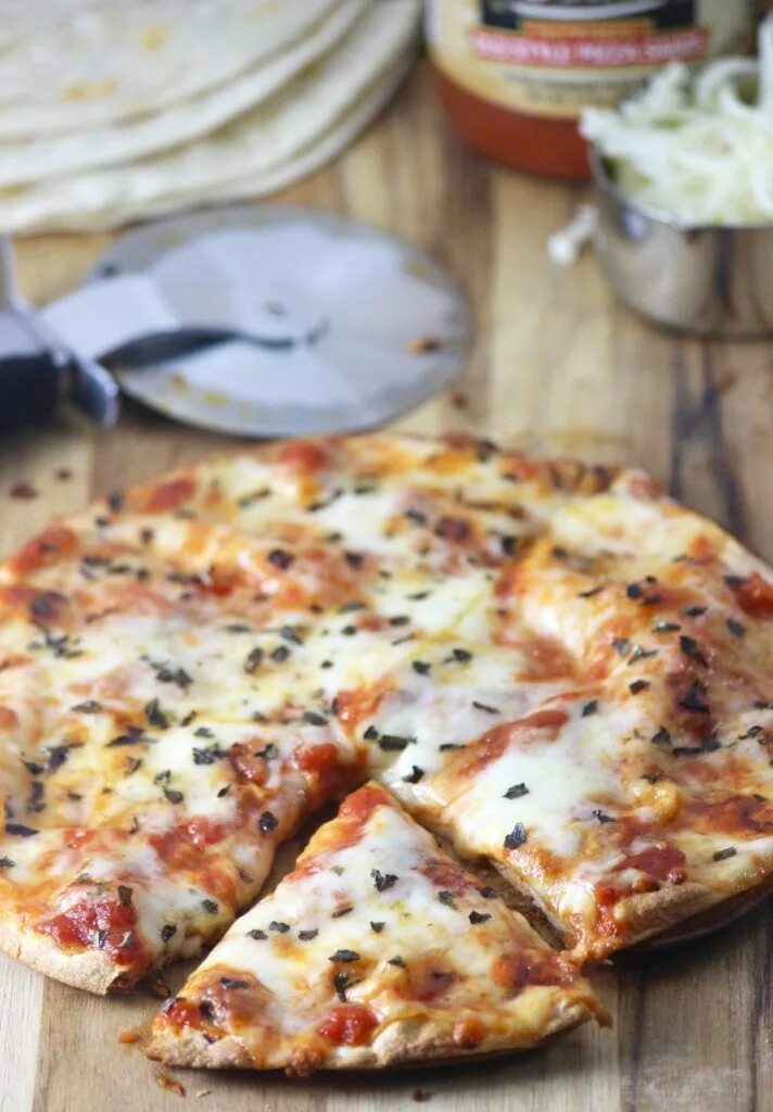 Пицца на лепешке рецепт с фото The Best Tortilla Crust Pizza Recipe in 2020 Seasoning recipes, Recipes with flo