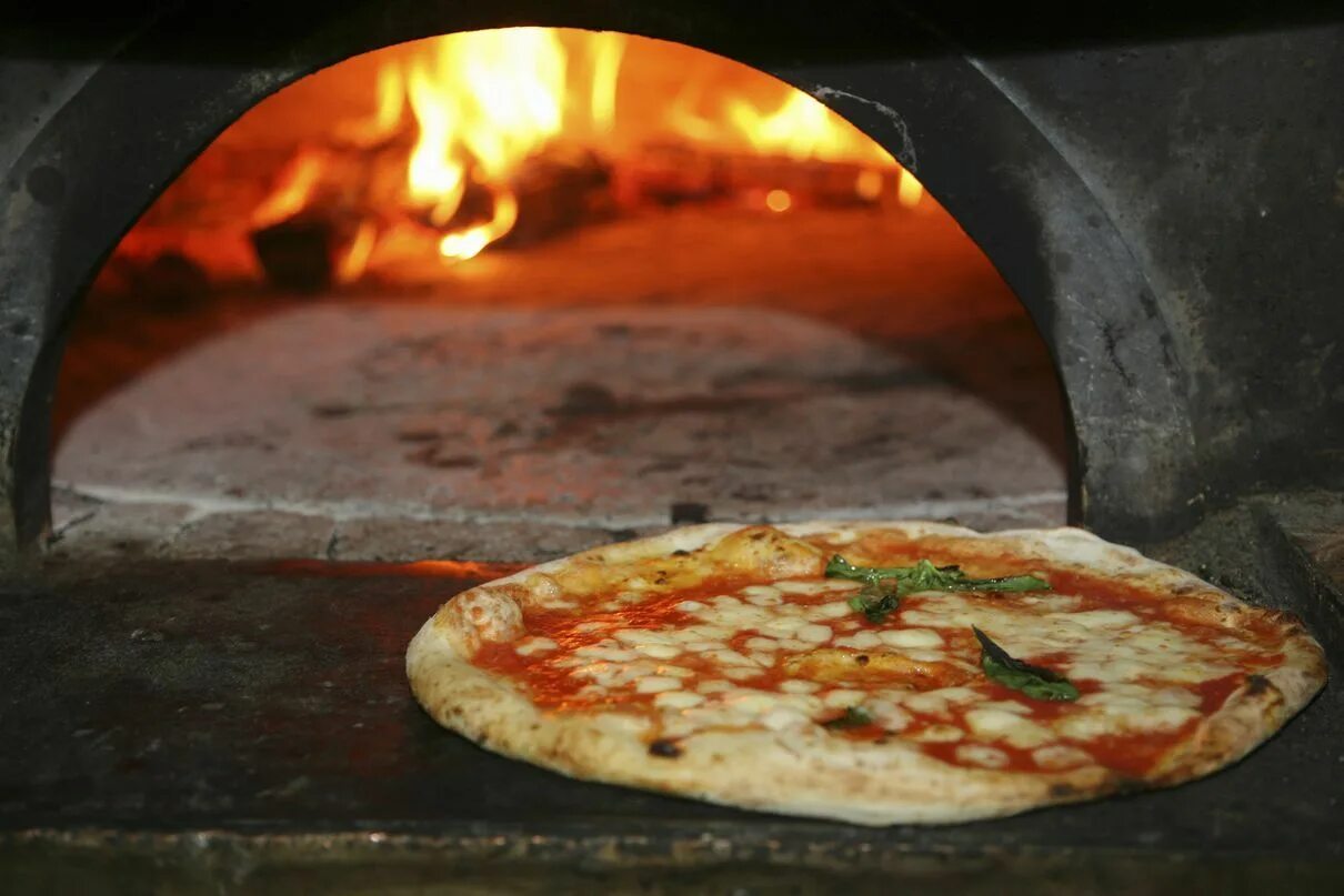 Пицца печь фото Where to Eat in Naples Historic Center Good pizza, Food, Tasty dishes