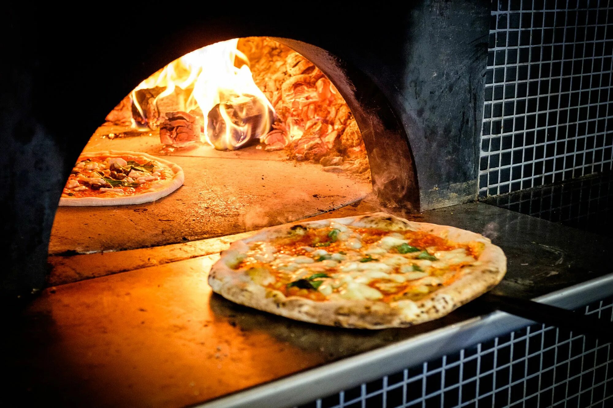 Пицца печь фото Santa Maria Pizzeria * London - Traditional Neapolitan Pizza Good pizza, Food, P