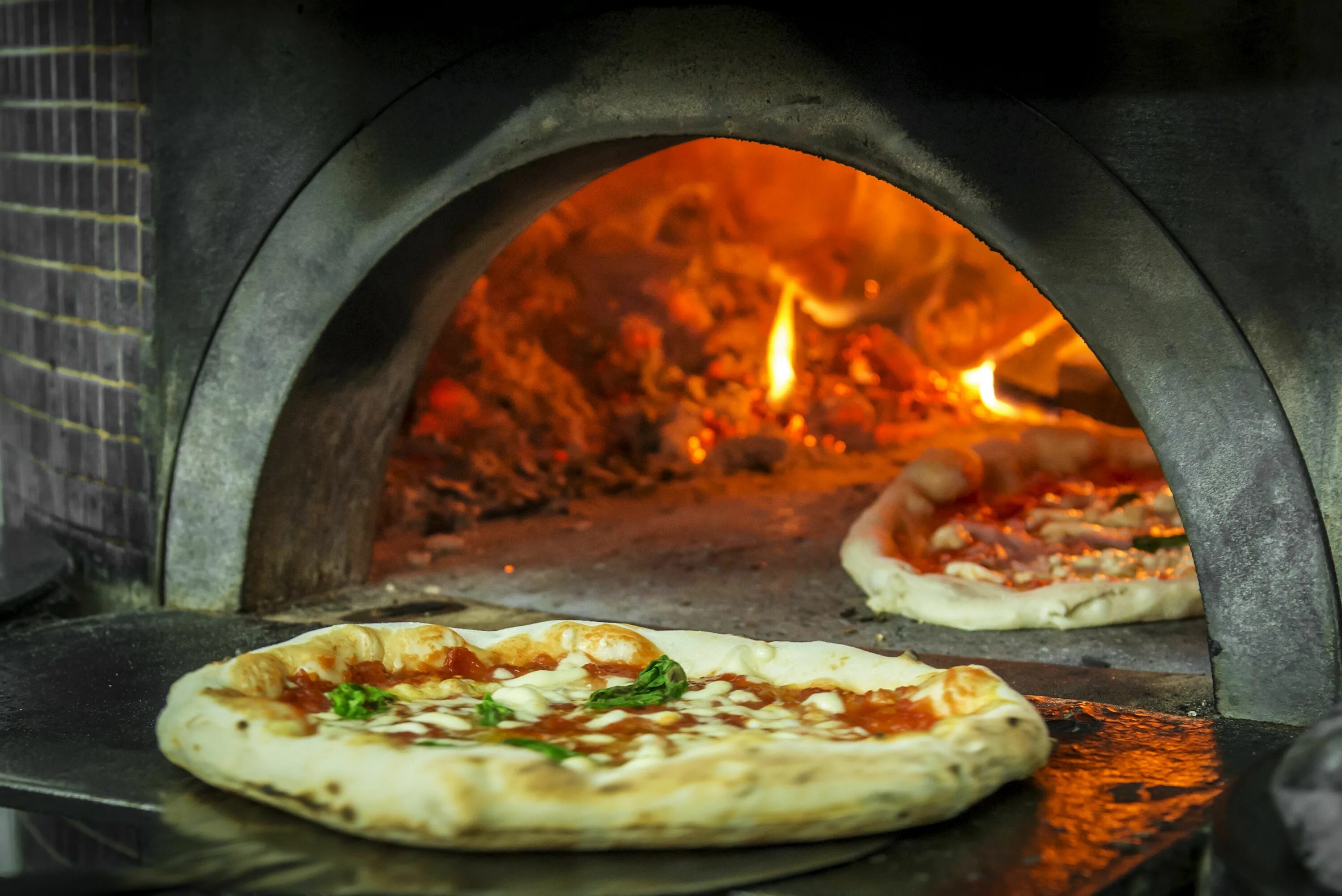 Пицца печь фото Pizza-Making in Naples Now Has UNESCO Heritage Status Italian recipes, Margherit