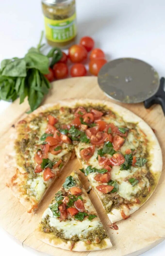 Пицца песто рецепт с фото Pesto Pizza with Cherry Tomato and Basil Salad Recipe Pesto pizza, Pesto, Tomato