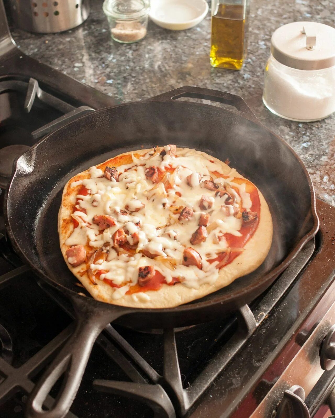 Пицца пятиминутка сковороде рецепт с фото How To Make Stovetop Skillet Pizza Recipe Skillet pizza, Stove top recipes, Fryi