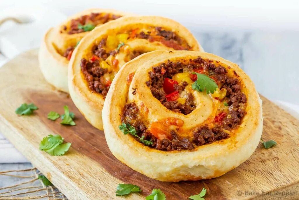 Пицца ролл рецепт с фото Taco Pizza Rolls - Bake. Eat. Repeat. Recipe Pizza bread roll recipe, Pizza roll