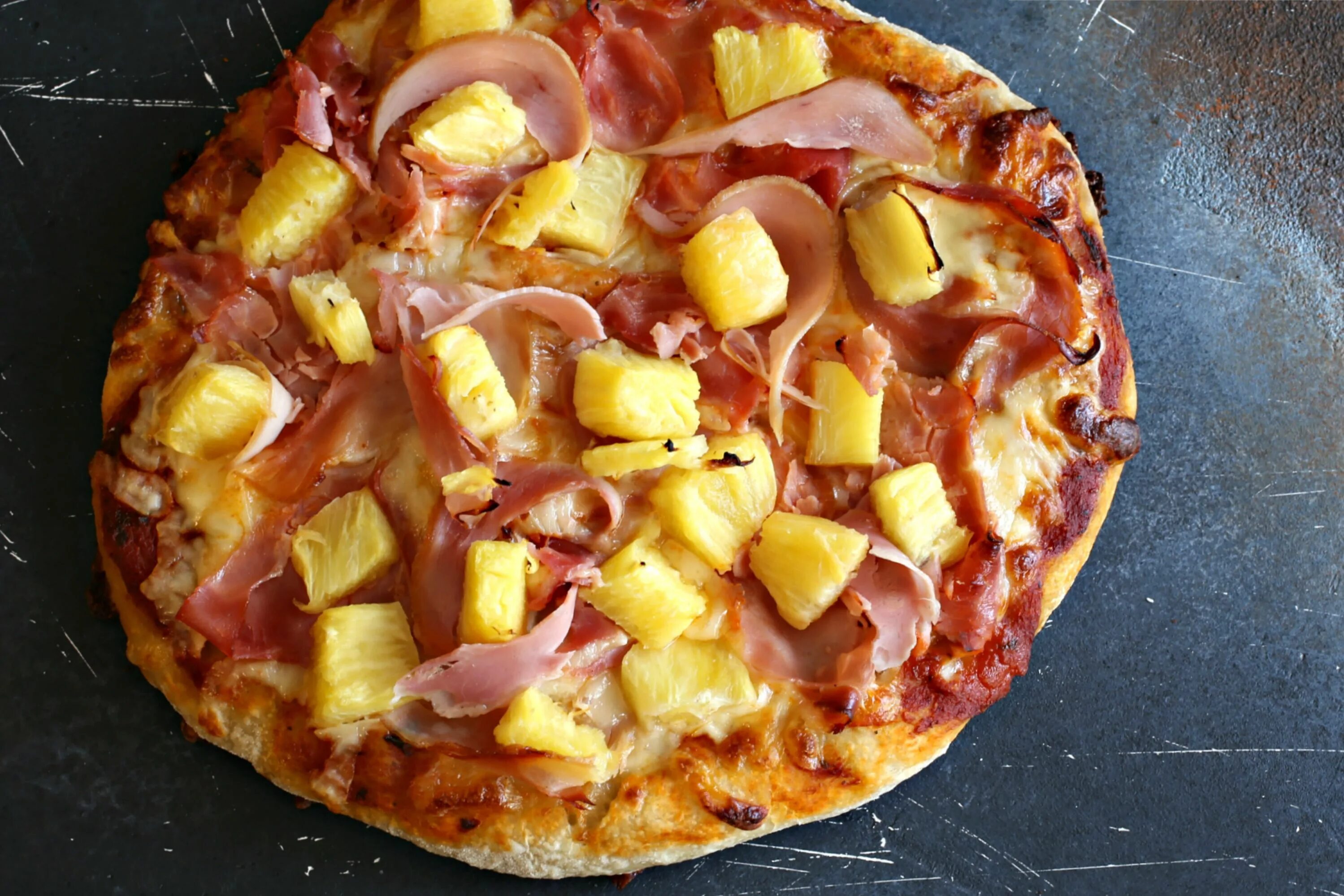 Пицца с ананасами фото Give Pizza Night a Tropical Spin With This Classic Hawaiian Pie Recipe Hawaiian 