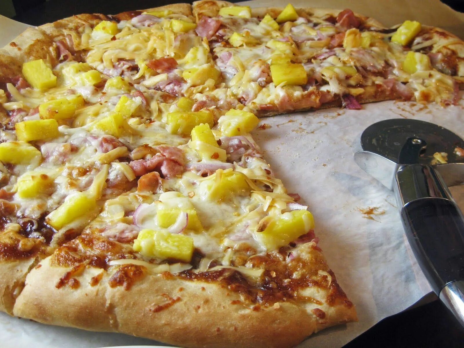 Пицца с ананасами фото Pizza with ham and pineapple. Ham and pineapple pizza, Pineapple pizza, Homemade
