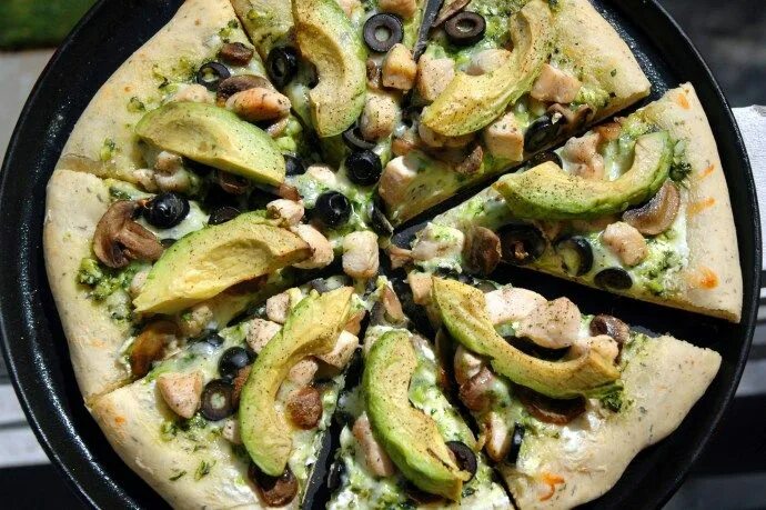Пицца с авокадо рецепт фото Grecian-Style Avocado Pizza Avocado recipes, Food, Food recipes