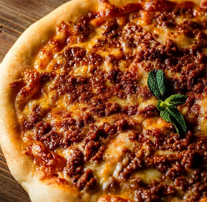 Пицца с фаршем фото Доставка свежей и вкусной пиццы в Оренбурге от ресторана Gusto
